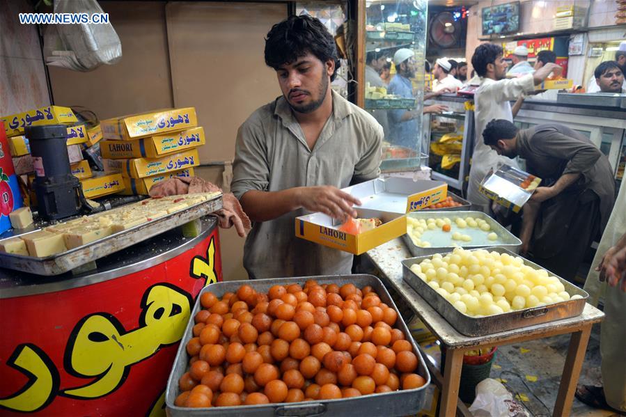 PAKISTAN-PESHAWAR-EID AL-FITR-EVE-SWEETS