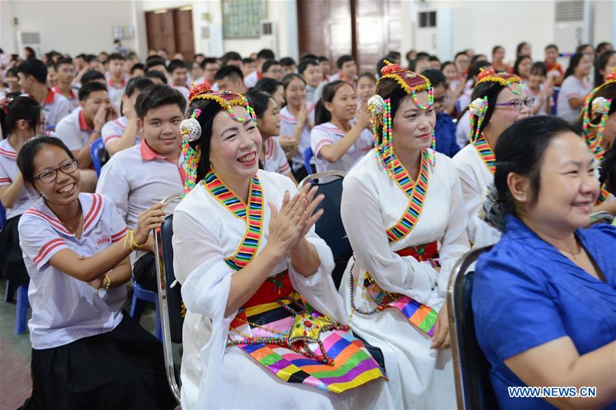 LAOS-VIENTIANE-MID-AUTUMN FESTIVAL-CELEBRATION