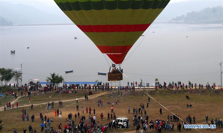 NEPAl-POKHARA-HOT AIR BALLOON-LAUNCH