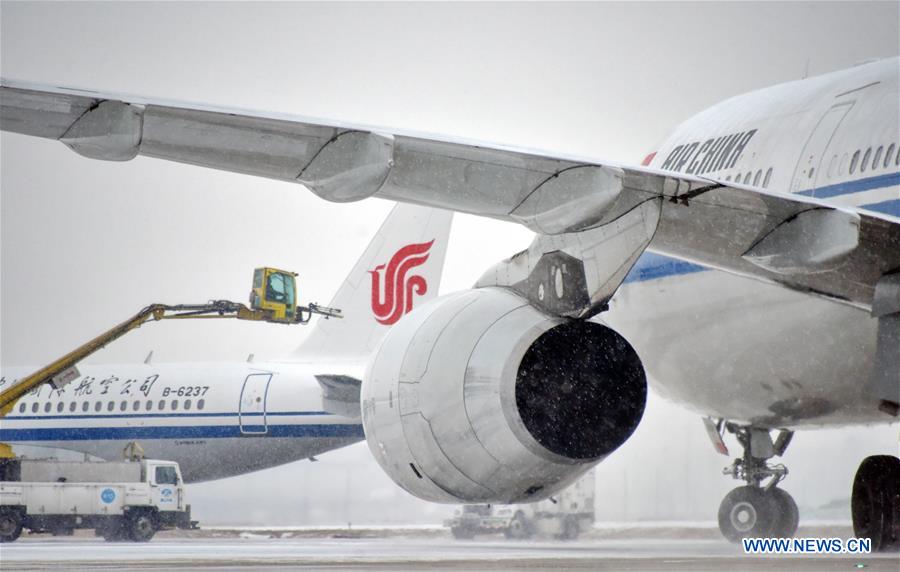 CHINA-BEIJING-SNOWFALL-DEICING (CN)