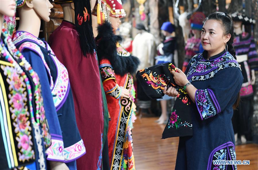 CHINA-YUNNAN-KUNMING-EMBROIDERY (CN)