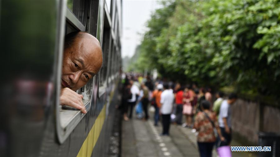 CHINA-CHONGQING-RAILWAY-GREEN TRAIN (CN)