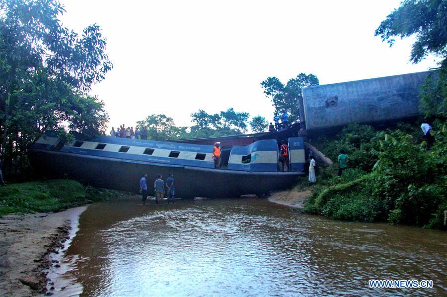 BANGLADESH-ACCIDENT-TRAIN DERAILMENT