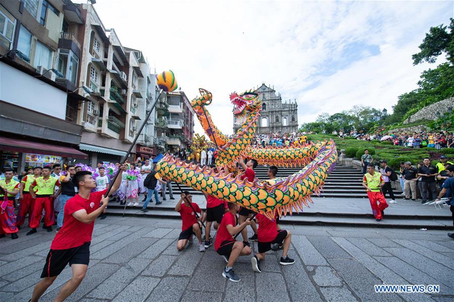 CHINA-MACAO-DRAGON-LION-DANCE-PARADE (CN)