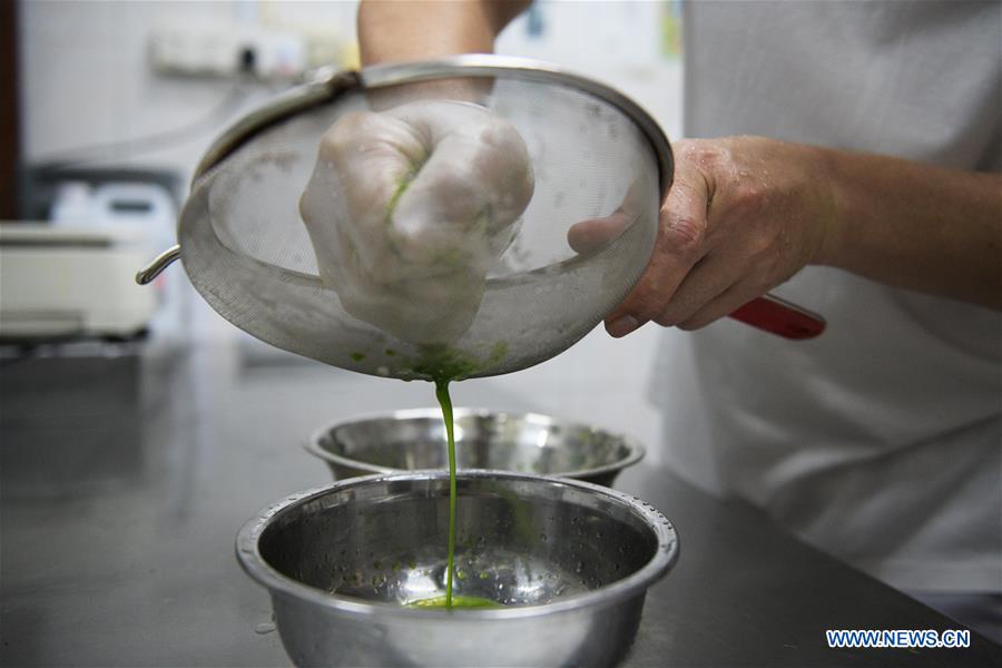 SINGAPORE-PANDAN CAKE-MAKING 