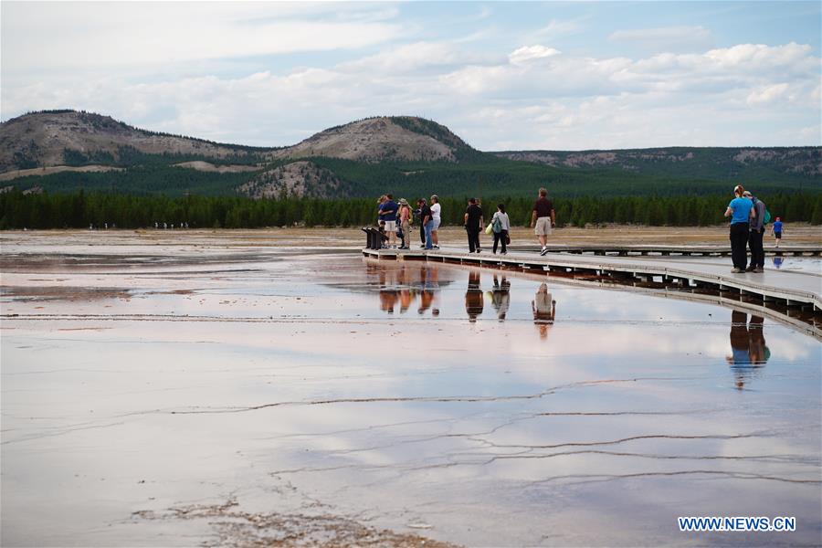 U.S.-YELLOWSTONE NATIONAL PARK-SCENERY