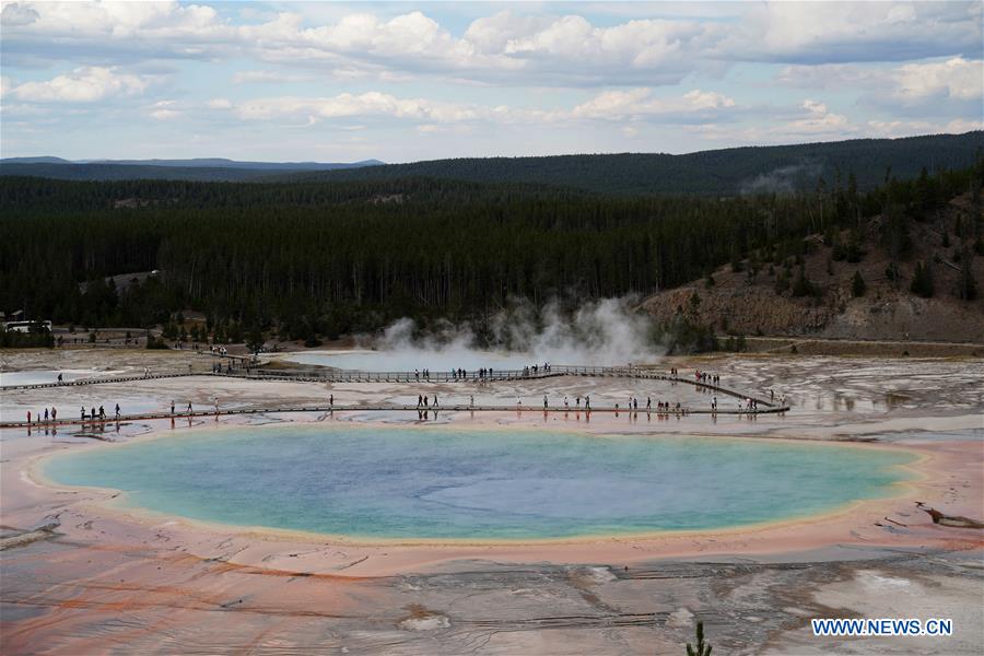 U.S.-YELLOWSTONE NATIONAL PARK-SCENERY