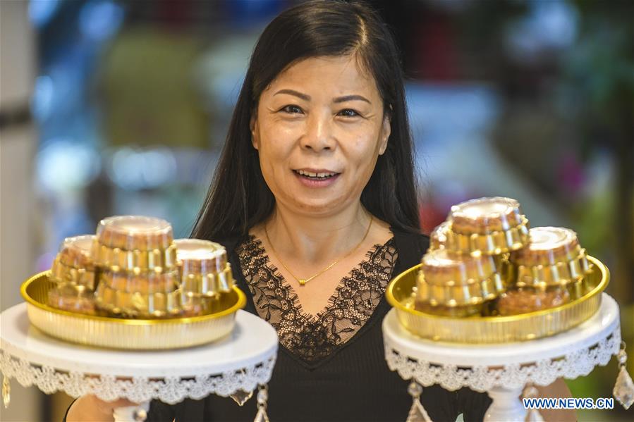 CHINA-HEBEI-YONGQING-HANDMADE MOON CAKES (CN)