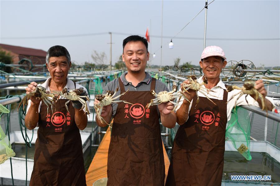 CHINA-ZHEJIANG-TAIHU-CRABS-HARVEST (CN)