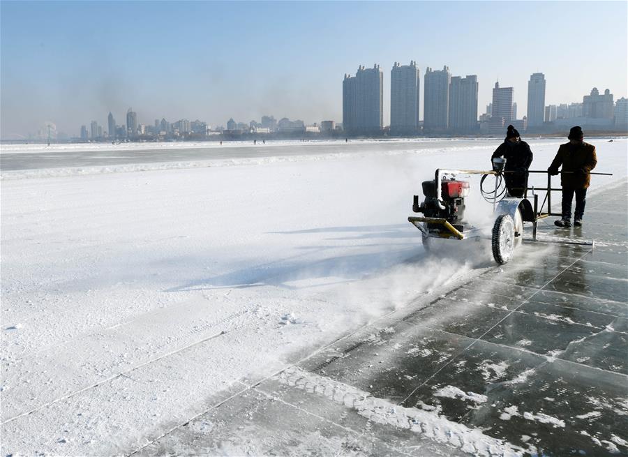 CHINA-HEILONGJIANG-HARBIN-ICE DIGGING (CN)