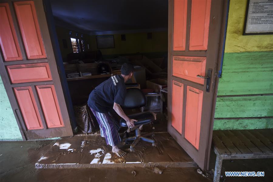 INDONESIA-JAKARTA-FLOOD-AFTERMATH-CLEANING