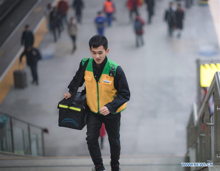 CHINA-HUBEI-SPRING FESTIVAL TRAVEL RUSH-WORKERS BEHIND THE SCENES (CN)