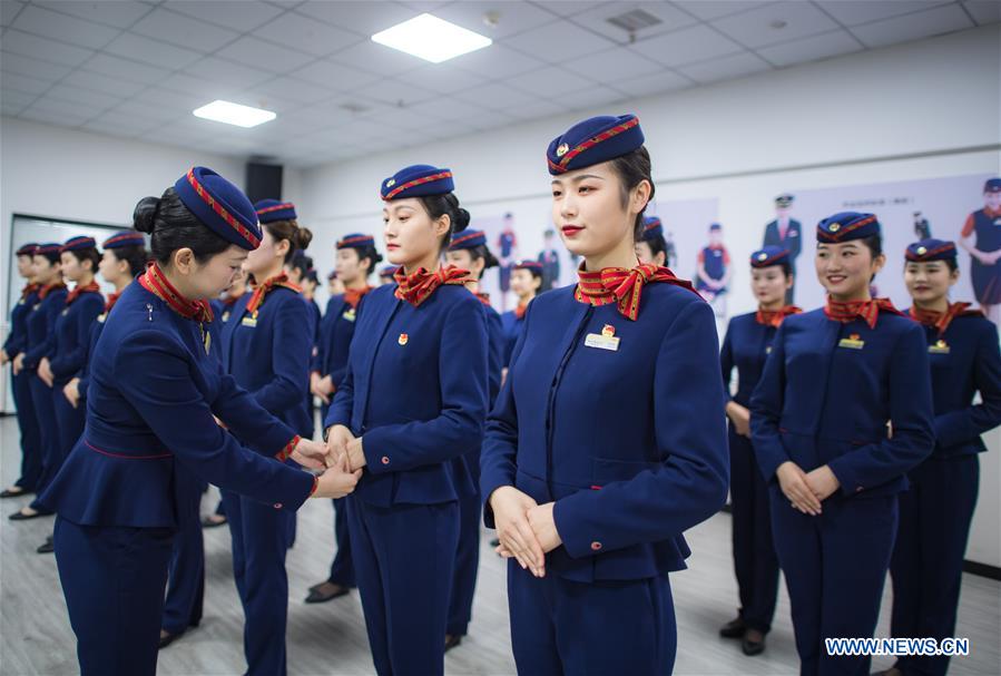 CHINA-HUBEI-SPRING FESTIVAL TRAVEL RUSH-WORKERS BEHIND THE SCENES (CN)