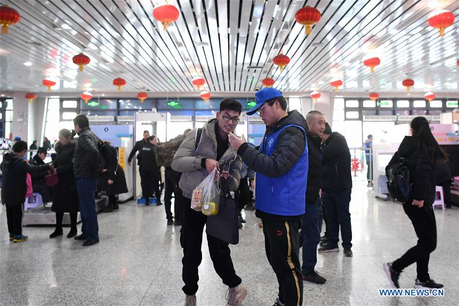 CHINA-GANSU-LANZHOU-SPRING FESTIVAL RUSH-RAILWAY STATION VOLUNTEERS (CN)