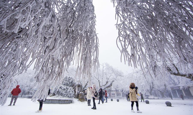 People enjoy snow scenery across China