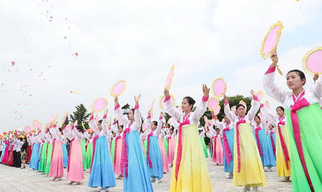 People welcome Xi Jinping in Pyongyang