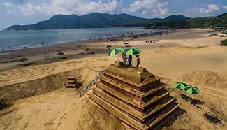 Artists build sand sculptures to greet upcoming G20 Summit