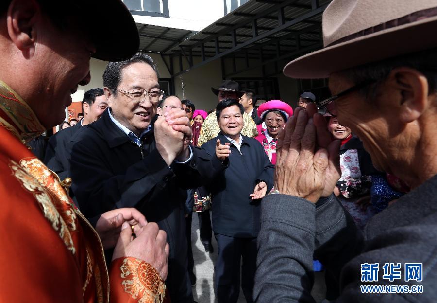 這是5月16日，俞正聲在香格里拉縣建塘鎮(zhèn)金龍社區(qū)與居民們親切交談。 新華社記者 劉衛(wèi)兵 攝