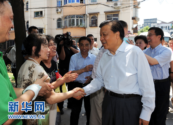 這是7月22日，劉云山在上海市普陀區(qū)桃浦鎮(zhèn)蓮花公寓居委會(huì)調(diào)研時(shí)同社區(qū)居民親切握手。新華社記者 饒愛(ài)民 攝