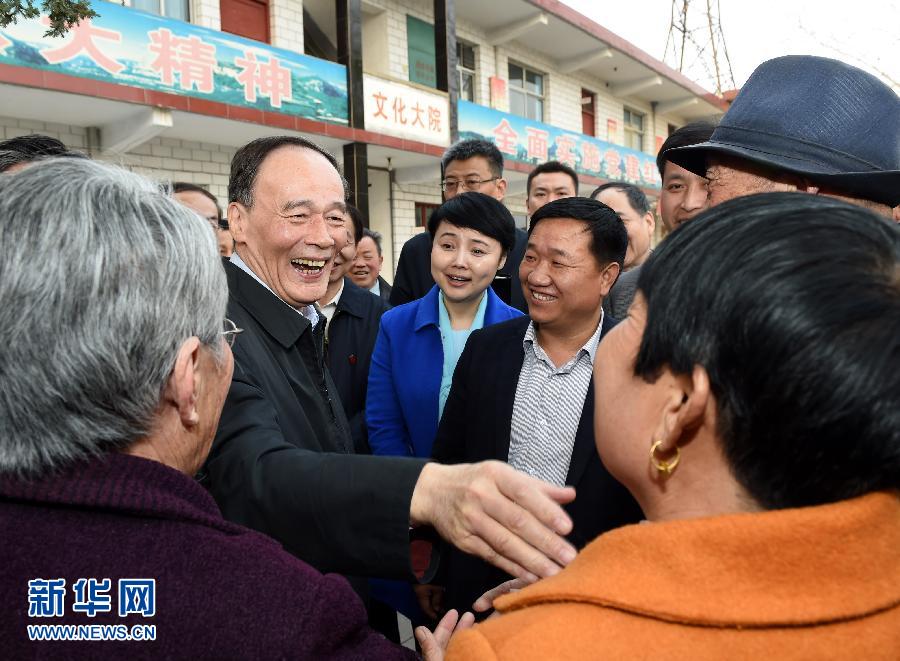 3月27日至28日，中共中央政治局常委、中央紀(jì)委書(shū)記王岐山到河南省調(diào)研，并主持召開(kāi)座談會(huì)。這是3月27日王岐山在河南林州姚村鎮(zhèn)馮家口村同村民親切交談。 新華社記者 饒愛(ài)民 攝