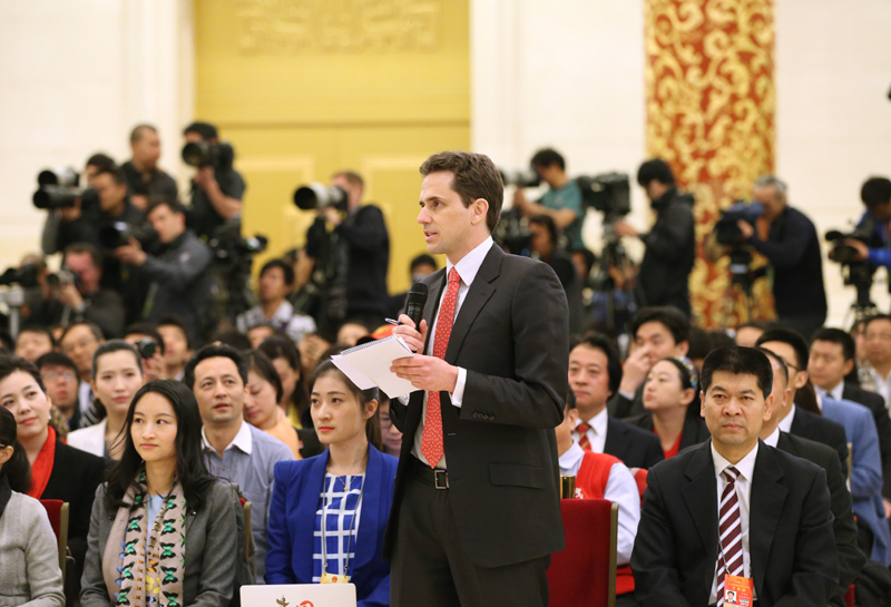 3月15日，國務(wù)院總理李克強在北京人民大會堂與中外記者見面，并回答記者提問。這是一位記者在提問。 新華社記者 劉衛(wèi)兵攝