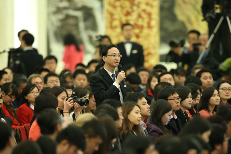 3月15日，國務(wù)院總理李克強在北京人民大會堂與中外記者見面，并回答記者提問。這是一位記者在提問。 新華社記者 龐興雷 攝