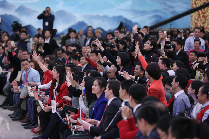 3月15日，國務(wù)院總理李克強在北京人民大會堂與中外記者見面，并回答記者提問。這是記者舉手爭取提問機會。 新華社記者 才揚 攝