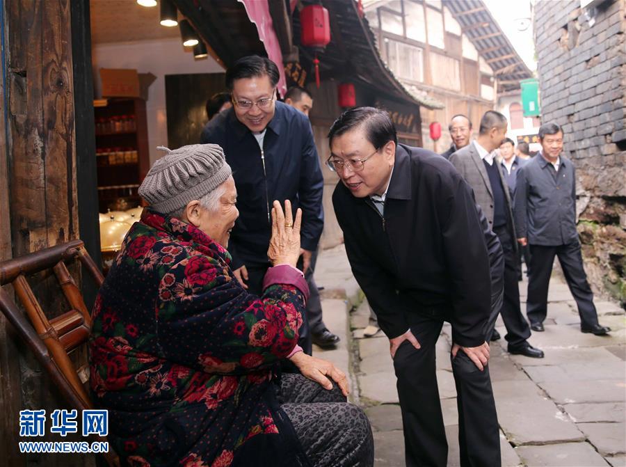 這是11月21日，張德江在宜賓李莊鎮(zhèn)同濟(jì)社區(qū)與居民親切交談。 新華社記者 劉衛(wèi)兵 攝 