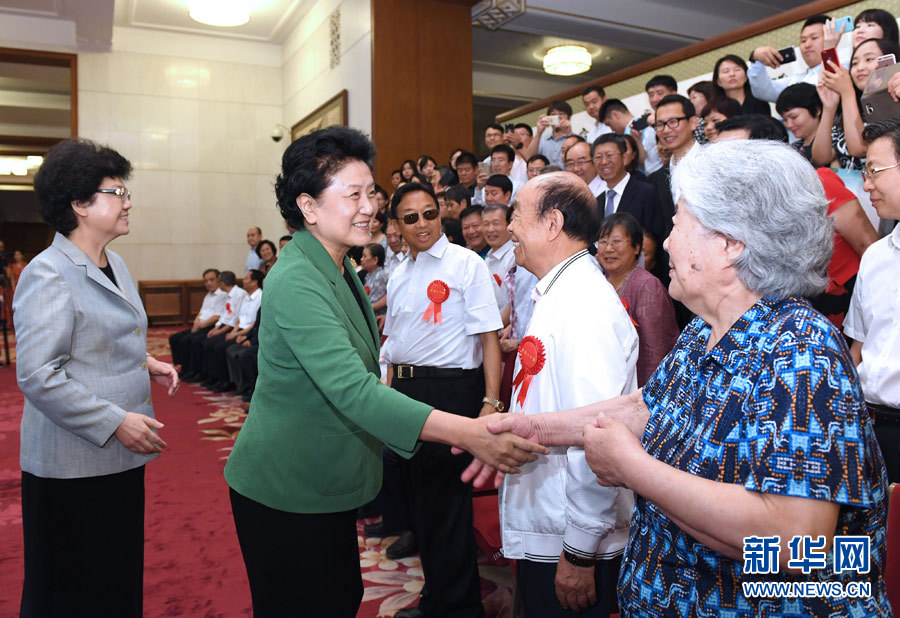 6月16日，中共中央政治局委員、國務(wù)院副總理劉延?xùn)|在北京看望出席中國人口福利基金會(huì)成立30周年座談會(huì)的歷屆“中華人口獎(jiǎng)”獲獎(jiǎng)?wù)叽?。新華社記者 饒愛民 攝