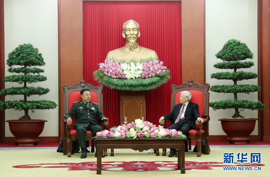 6月18日，在越南首都河內(nèi)，正在越南訪問的中央軍委副主席范長(zhǎng)龍（左）會(huì)見越共中央總書記阮富仲。 新華社發(fā)（李曉偉攝） 