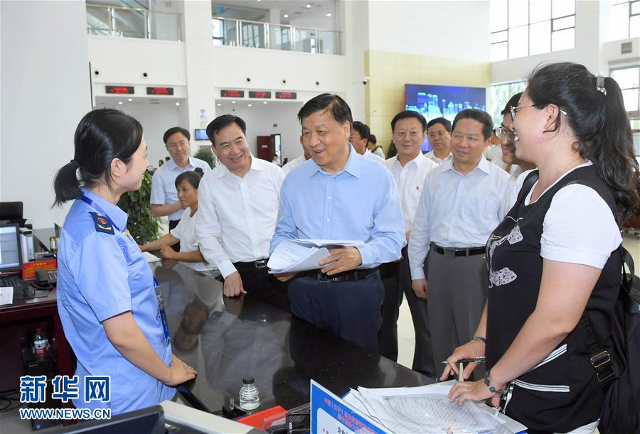 6月22日至24日，中共中央政治局常委、中央書記處書記劉云山在遼寧調(diào)研。這是6月22日，劉云山在中國(guó)（遼寧）自貿(mào)試驗(yàn)區(qū)營(yíng)口片區(qū)與干部群眾深入交流。新華社記者 張鐸 攝