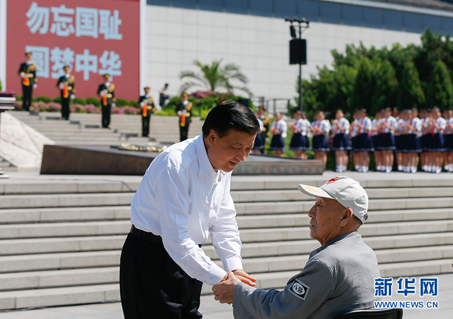 7月7日，紀(jì)念全民族抗戰(zhàn)爆發(fā)80周年儀式在中國人民抗日戰(zhàn)爭紀(jì)念館舉行。中共中央政治局常委、中央書記處書記劉云山出席儀式并講話。這是儀式開始前，劉云山與老八路代表握手。新華社記者崔新鈺攝