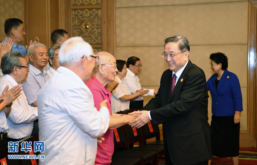 8月7日，中共中央政治局常委、全國(guó)政協(xié)主席、中央代表團(tuán)團(tuán)長(zhǎng)俞正聲在內(nèi)蒙古新城賓館會(huì)見(jiàn)內(nèi)蒙古自治區(qū)離退休老同志和各族各界群眾代表，并與他們合影留念。新華社記者 張領(lǐng) 攝