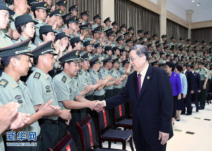 8月7日，中共中央政治局常委、全國政協(xié)主席、中央代表團團長俞正聲率代表團部分成員分別赴內(nèi)蒙古軍區(qū)、武警內(nèi)蒙古總隊、武警內(nèi)蒙古森林總隊慰問，并會見自治區(qū)政法干警代表。這是俞正聲會見內(nèi)蒙古軍區(qū)指戰(zhàn)員。新華社記者 張領(lǐng) 攝