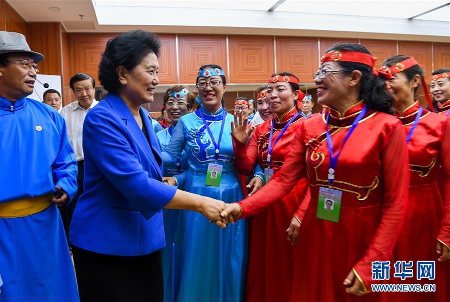 8月9日，中共中央政治局委員、國(guó)務(wù)院副總理、中央代表團(tuán)副團(tuán)長(zhǎng)劉延?xùn)|率中央代表團(tuán)二分團(tuán)到赤峰看望慰問(wèn)各族干部群眾。這是劉延?xùn)|在赤峰市群眾藝術(shù)館和群眾親切交談。新華社記者 連振 攝