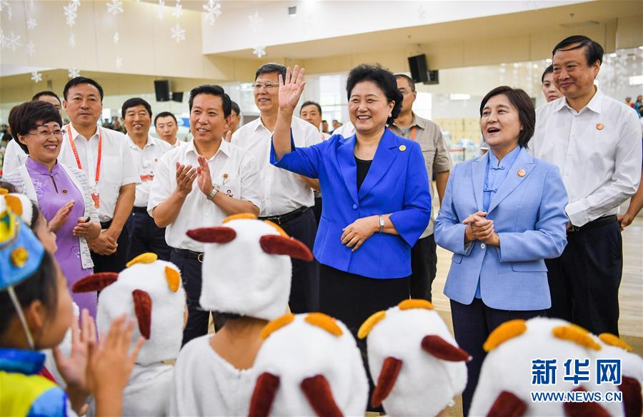 8月9日，中共中央政治局委員、國(guó)務(wù)院副總理、中央代表團(tuán)副團(tuán)長(zhǎng)劉延?xùn)|率中央代表團(tuán)二分團(tuán)到赤峰看望慰問(wèn)各族干部群眾。這是劉延?xùn)|在赤峰市青少年宮與青少年熱烈互動(dòng)。新華社記者 連振 攝