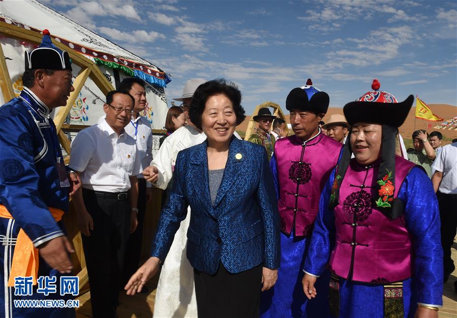 8月10日，中共中央政治局委員、中央統(tǒng)戰(zhàn)部部長、中央代表團(tuán)副團(tuán)長孫春蘭率中央代表團(tuán)三分團(tuán)繼續(xù)在內(nèi)蒙古自治區(qū)阿拉善盟看望慰問，把以習(xí)近平同志為核心的黨中央的親切關(guān)懷和全國各族人民的美好祝福帶給阿拉善各族各界干部群眾。這是孫春蘭在牧民張輝生（右二）家了解生產(chǎn)生活情況。新華社記者 任軍川 攝