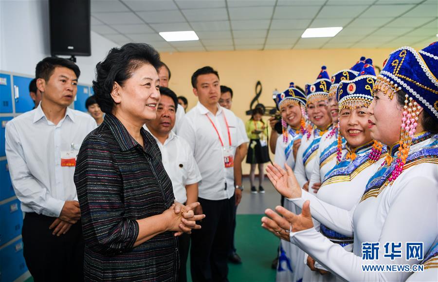 8月11日，中共中央政治局委員、國務院副總理、中央代表團副團長劉延東率中央代表團二分團，看望慰問烏蘭察布各族干部群眾，轉達以習近平同志為核心的黨中央的親切關懷和全國人民的美好祝愿。這是劉延東在考察察哈爾社區(qū)時與居民們親切交談。新華社記者 連振 攝