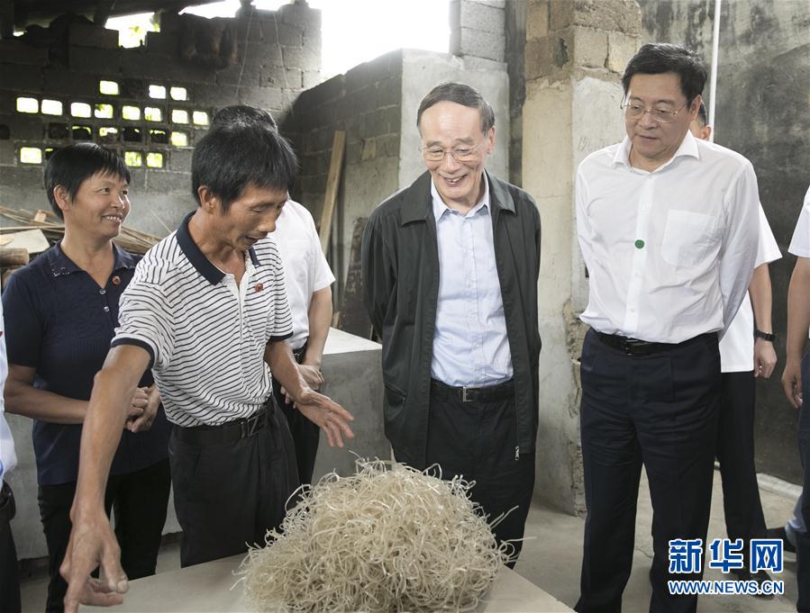 9月3日至5日，中共中央政治局常委、中央紀(jì)委書記、中央巡視工作領(lǐng)導(dǎo)小組組長王岐山在湖南省調(diào)研并主持召開巡察工作座談會(huì)。這是9月4日，王岐山在瀏陽市官橋鎮(zhèn)石灰嘴村貧困戶家中了解脫貧情況。新華社記者 王曄 攝

