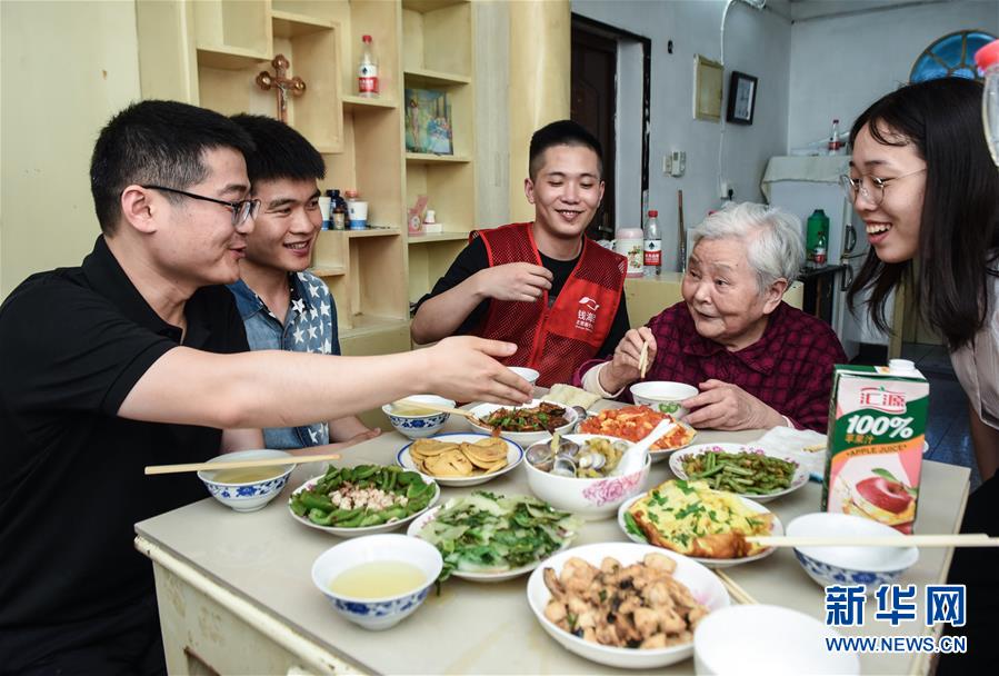 （社會(huì)）（3）“國際家庭日”志愿者溫暖空巢老人