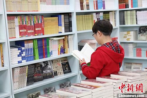 5月9日，一女子在哈爾濱市某書店選購(gòu)圖書。從5月1日至5月4日，全國(guó)32家紙廠宣布漲價(jià)，各紙種漲價(jià)幅度為每噸100元至300元不等。對(duì)此，出版行業(yè)業(yè)內(nèi)人士表示“因?yàn)榧垙垉r(jià)格上漲，直接造成了出版成本的明顯增加，出版行業(yè)只能被迫對(duì)圖書定價(jià)進(jìn)行調(diào)整。”
<a target='_blank' >中新社</a>記者 于琨 攝