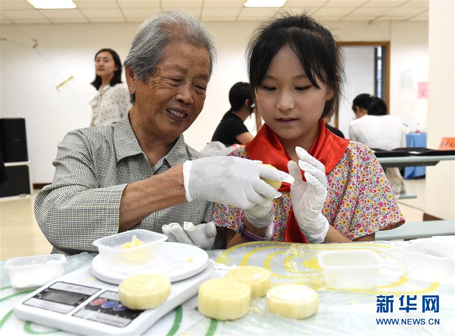 （社會(huì)）（3）南京：愛心人士與南京大屠殺幸存者共迎中秋