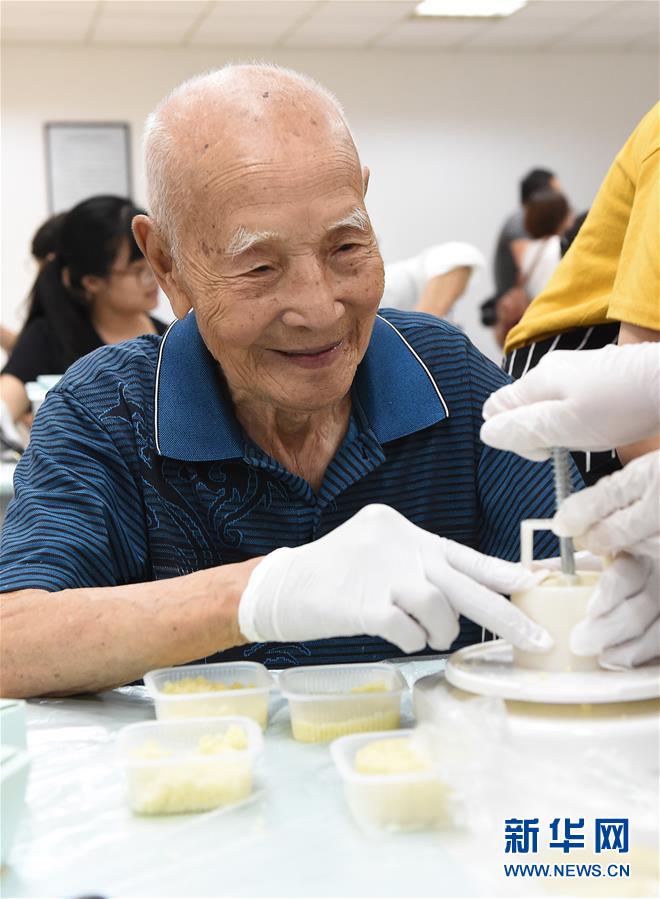 （社會(huì)）（4）南京：愛心人士與南京大屠殺幸存者共迎中秋