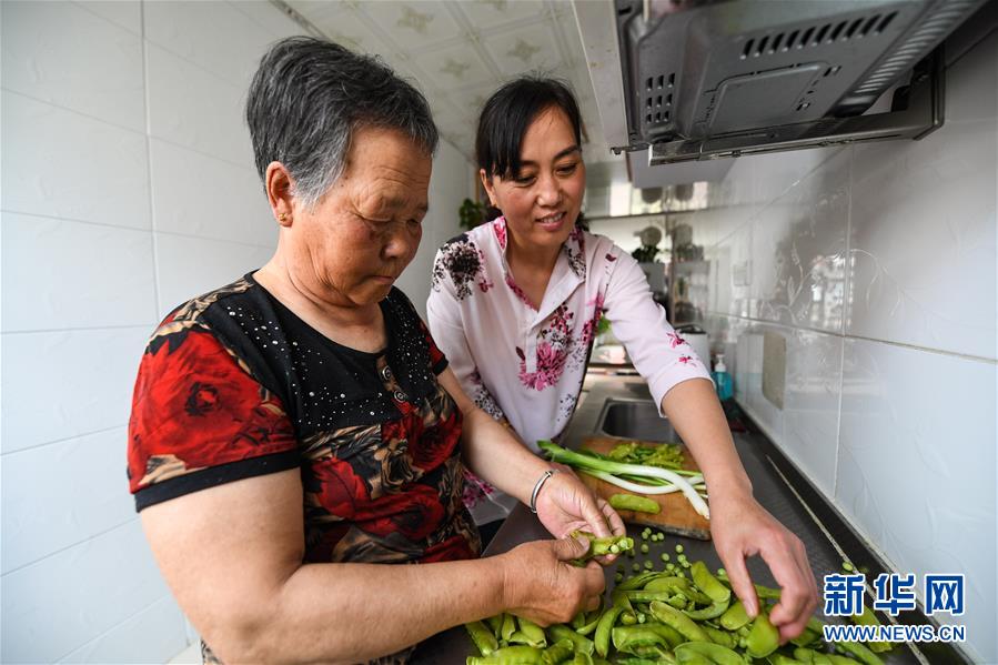 （在習(xí)近平新時代中國特色社會主義思想指引下——新時代新作為新篇章·總書記關(guān)心的百姓身邊事·圖文互動）（4）棚改的溫暖：1億多人“出棚進(jìn)樓”