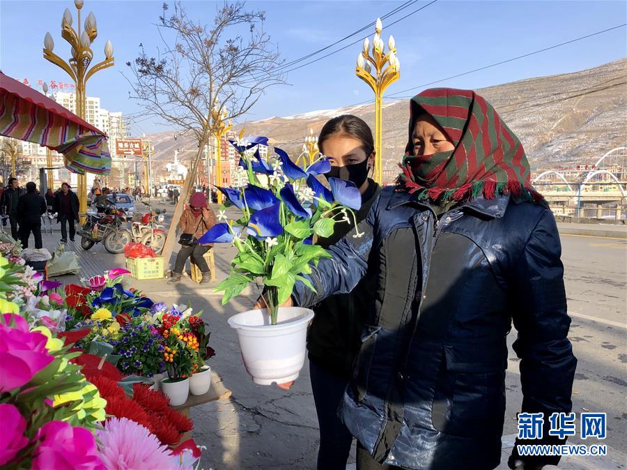 （新春走基層·圖文互動）（2）“只要備好年貨，新的一年就可以風(fēng)調(diào)雨順”——臘月藏區(qū)年貨市場見聞