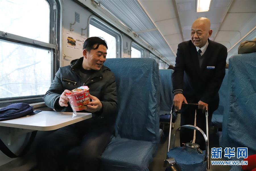 （新春走基層·圖文互動）（1）小康路上，與“小慢車”同行——長白山區(qū)綠皮火車二三事