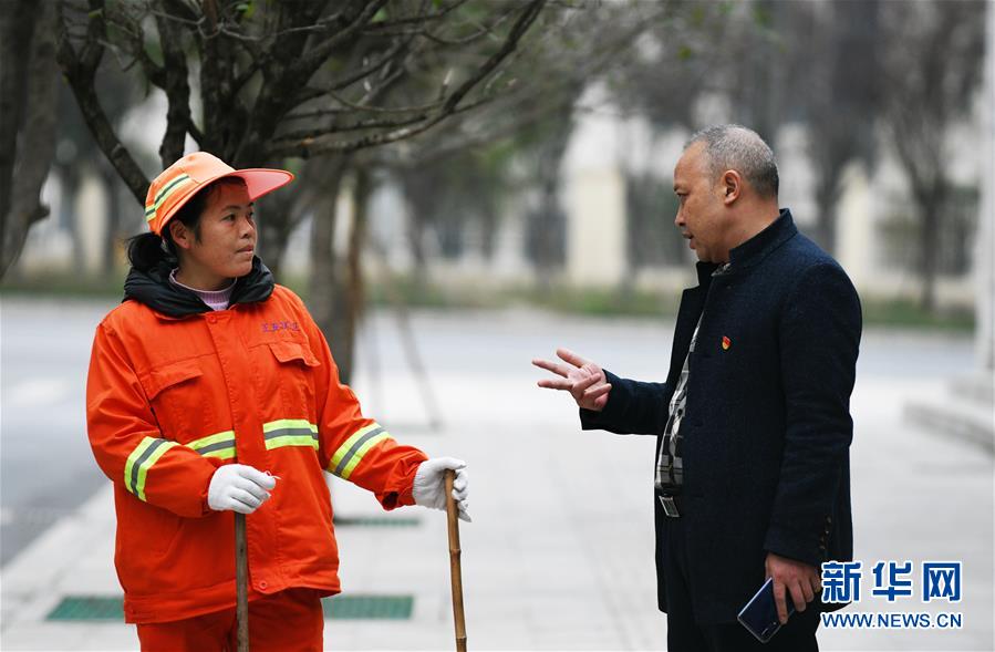 （新華全媒頭條·圖文互動(dòng)）（2）來自大山深處的“移民管家”——記貴州正安縣瑞濠街道辦事處主任吳太璽