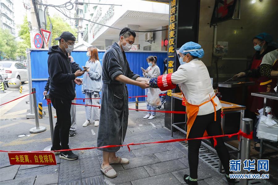 （新華全媒頭條·圖文互動）（15）江城“歸來” 不負(fù)韶華——武漢“解封”半月記