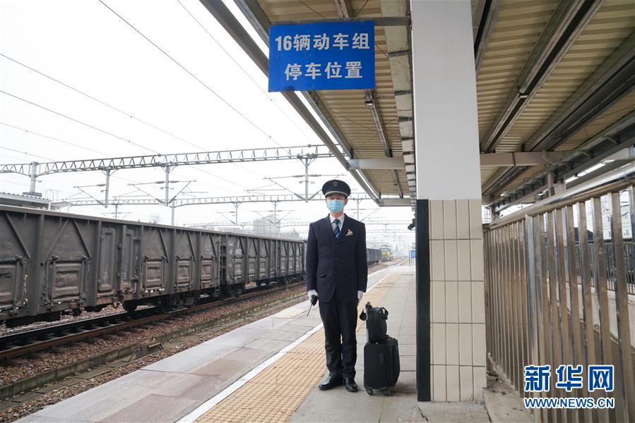 （抗疫中的真善美·圖文互動）（2）丁志中：動車司機(jī)室就是我的“戰(zhàn)場”