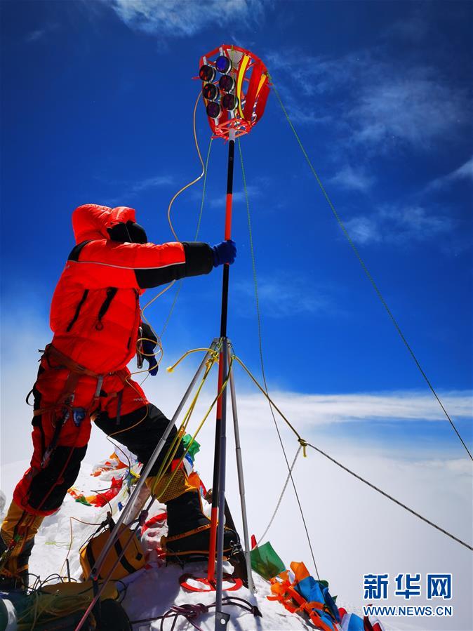 （2020珠峰高程測量）（7）獨(dú)家照片：珠峰高程測量登山隊(duì)隊(duì)員在峰頂開展測量工作